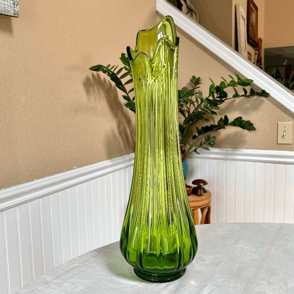 Vintage L.E. Smith 20” Green Simplicity Ribbed Swung Glass Vase Fat Bottom - Picture 2 of 9